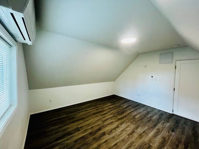 Building Photo - Newly Remodeled Apartment in the Center of Downtown Poulsbo!