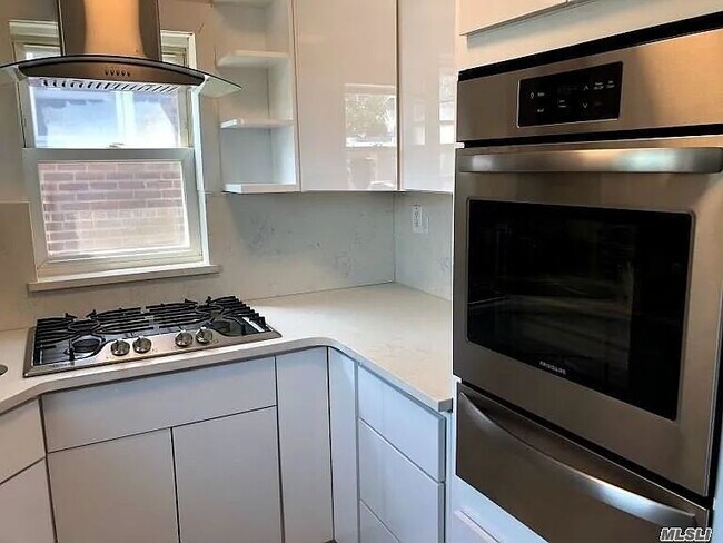 Building Photo - "Charming 3-Bedroom Unit in Queens – Spacious 900 Sq Ft Living!"