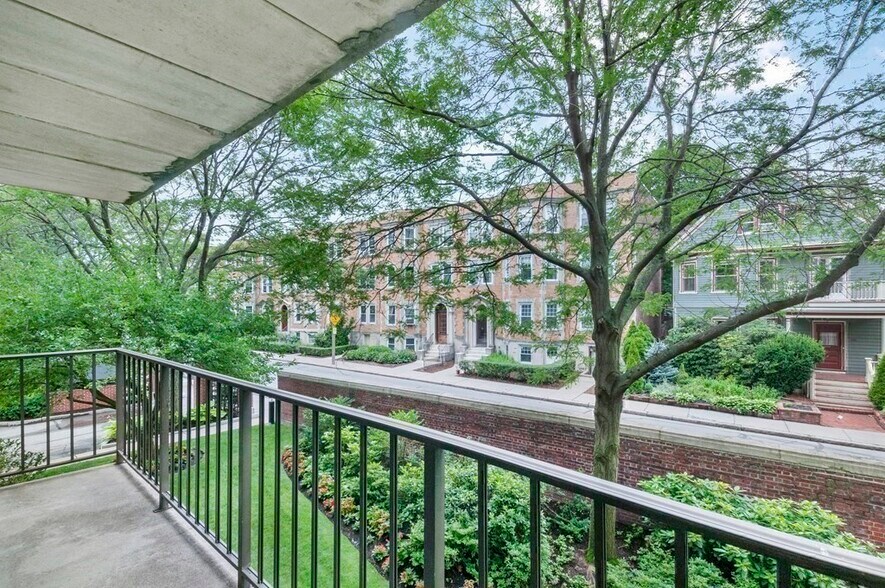 Building Photo - 125 Pleasant St