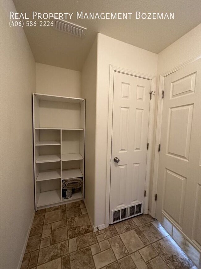 Building Photo - 1112 Longbow Ln