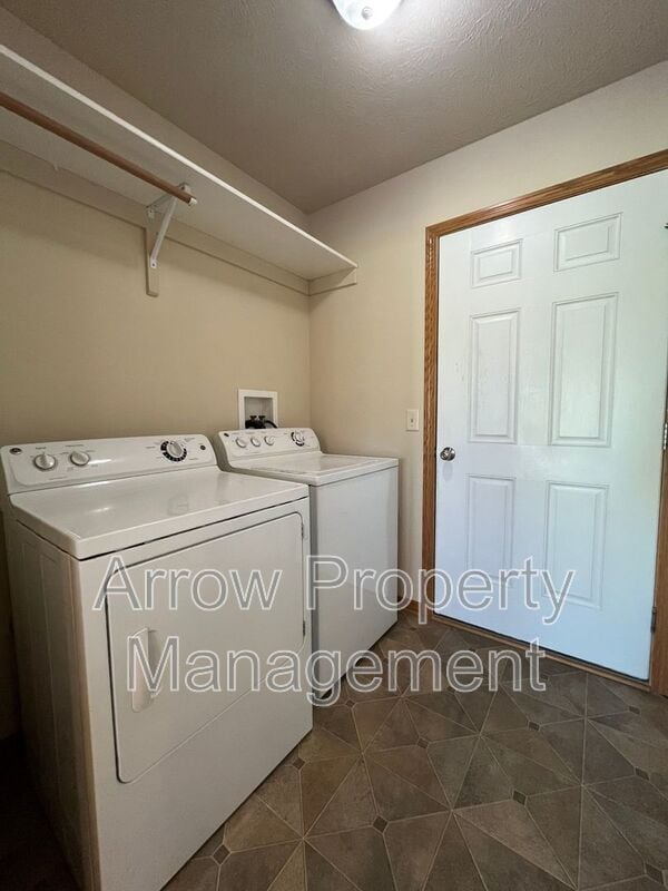 Building Photo - 6241 Windhaven Dr