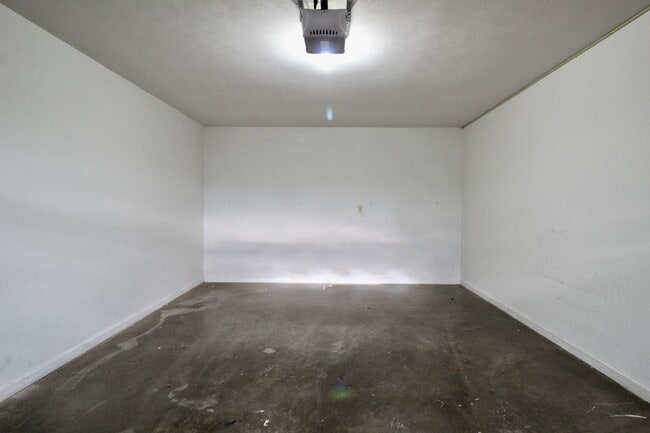 Building Photo - 3-Bedroom Townhome with Bonus Room, Large Deck and Garage!