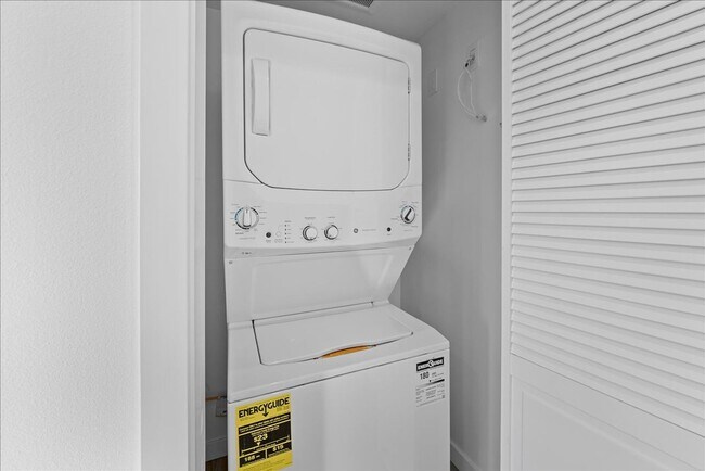 Building Photo - Modern Three Story Apartment!