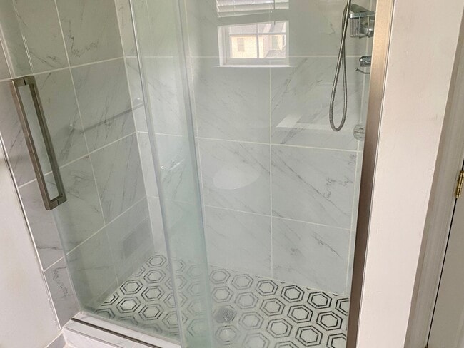 Building Photo - 3 Bedrooms - 2 Full & 1 Half Bath Townhous...