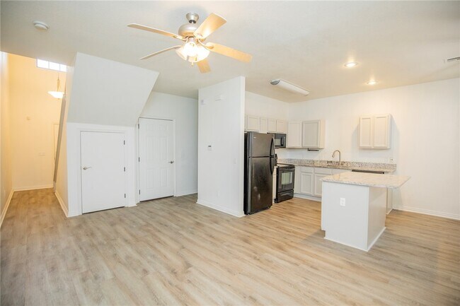 Building Photo - 786 W Breeze Cove