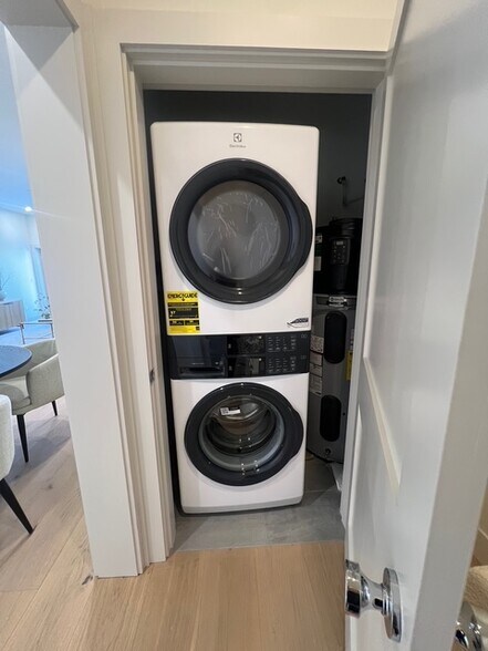 Building Photo - 105 Sea St