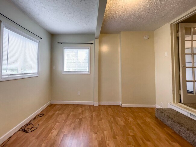 Building Photo - 1512 N Woodridge Ave