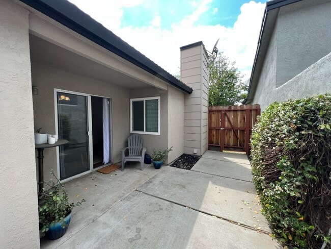 Building Photo - Two bedroom patio home located in NW Modesto!