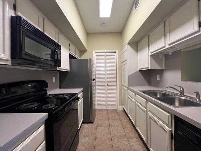 Building Photo - 2025 Augusta Dr