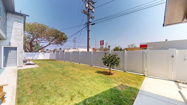 Building Photo - Beautiful home In Eastside Costa Mesa