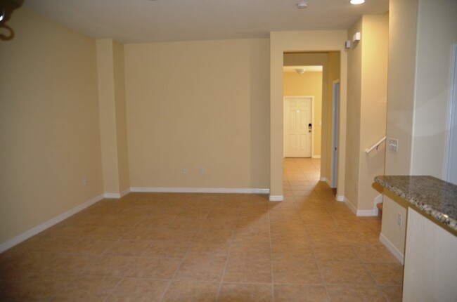 Building Photo - Cute 3/2.5 Townhouse with 1-Car Garage in ...