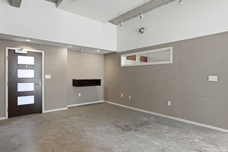 Building Photo - 112 E Clay St