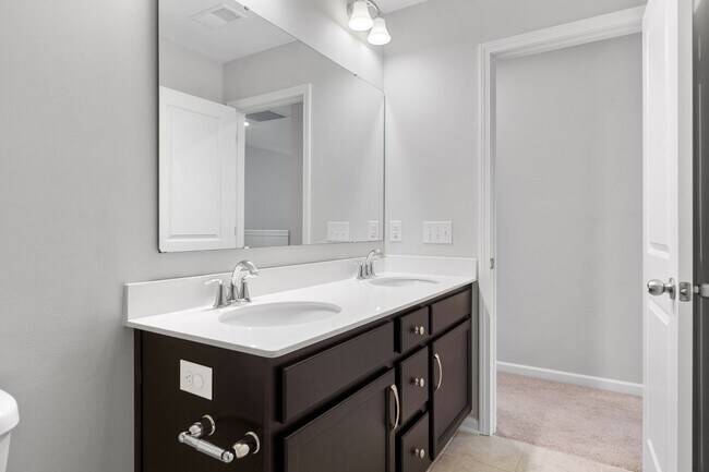 Building Photo - Easy Living in North Creek Village!