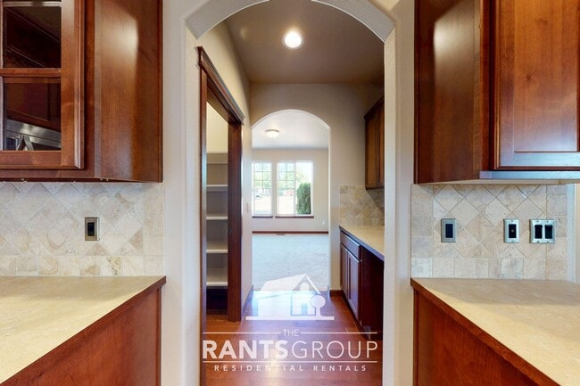 Building Photo - Fantastic Puyallup Neighborhood! Easy Commute to JBLM!