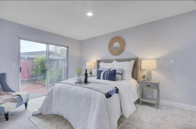 Building Photo - Live Oak Ct