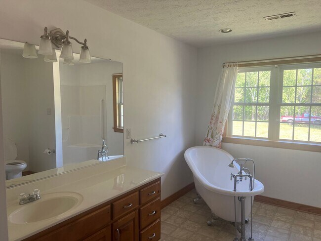 Building Photo - Rancher on 6.79 Acre Lot