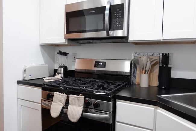 Building Photo - 302 E 104th St