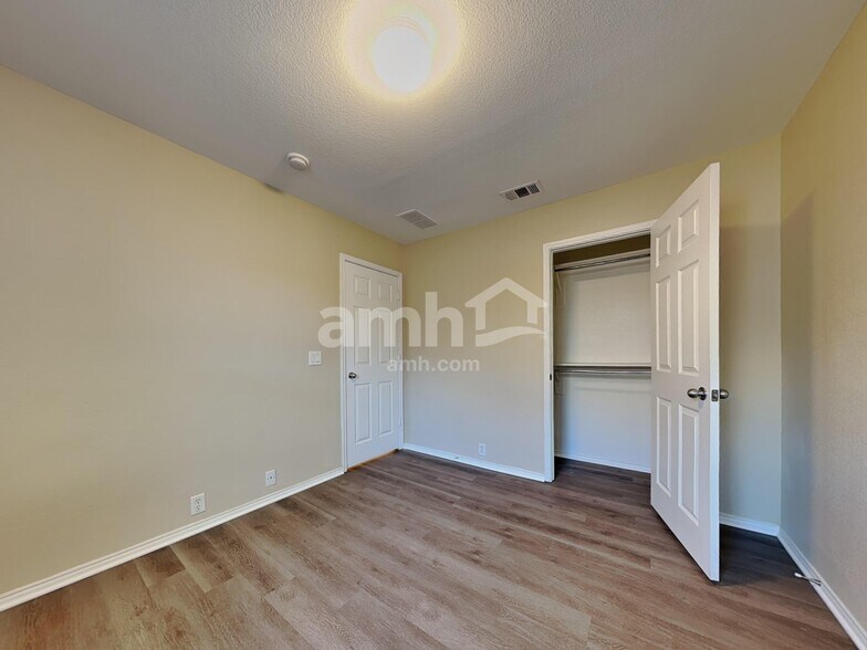 Building Photo - 1216 Mule Deer Dr