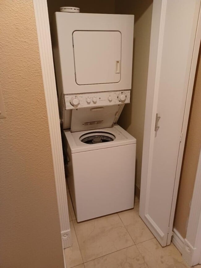 Building Photo - Condo In A Luxurious Community - 1 Bedroom