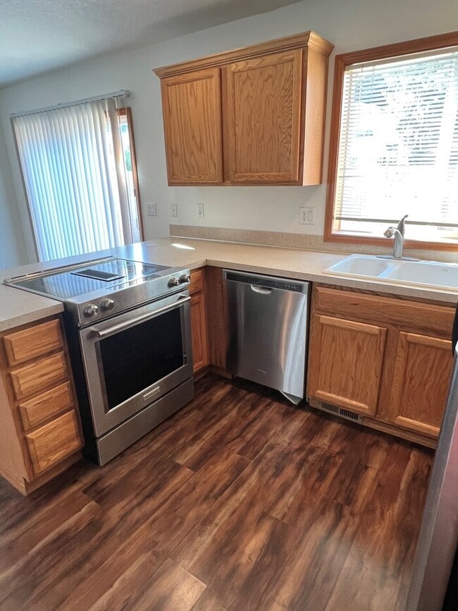 Building Photo - Beautiful Home w/ Garage, Fenced Yard, Extra Pkg & MORE!