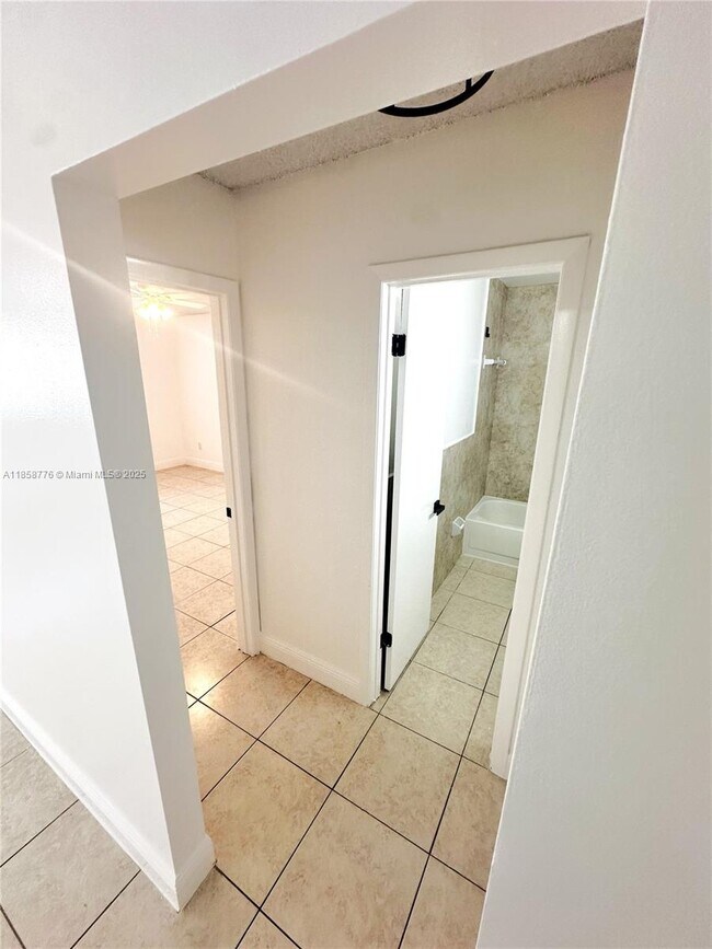 Building Photo - 1130 W 37th St
