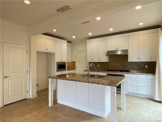 Building Photo - 32 Ovation