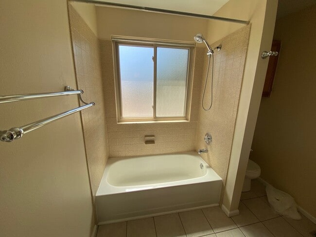 Building Photo - Beautiful 3 Bedroom 2 Bath Townhome Close to the Mountains!!