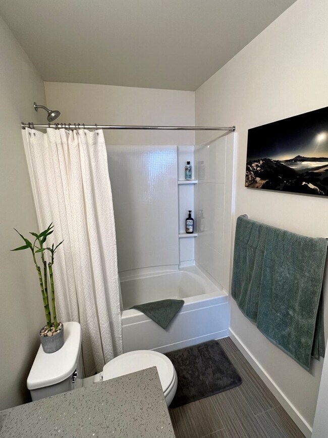 Building Photo - Immaculate 3 Bed 2 Bath Seattle Townhome @ An Incredible Location!
