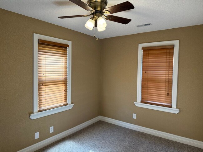 Building Photo - 3 Bedroom, 1 Bath , Oversized 2 Car Garage, Totally Remodeled