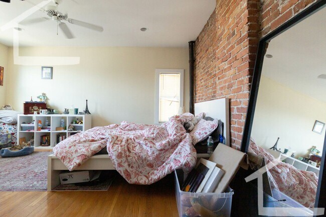 Building Photo - AWESOME 5 bed 3 bath in Brighton....