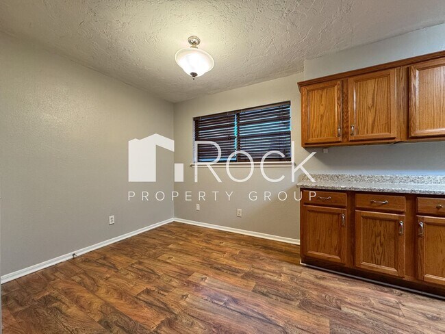 Building Photo - 3 Bedroom Home with Brand New Carpet *$300...