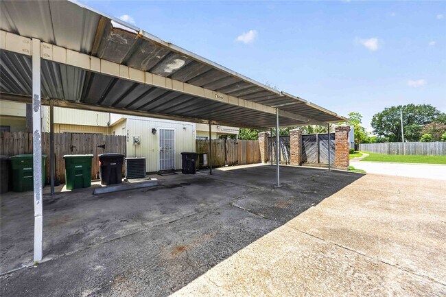Building Photo - 7866 Green Lawn Dr