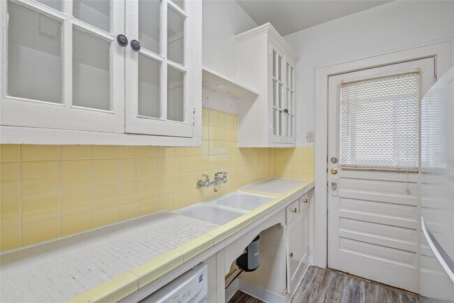 Building Photo - 401 W Clay St