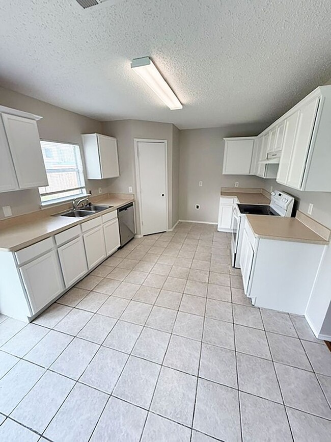 Building Photo - Great 4 Bdrm 2.5 Bath Home in Denton Tx