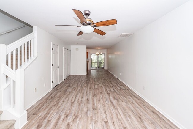 Building Photo - 2 Bedroom, 1.5 Bathroom Townhome - Charleston