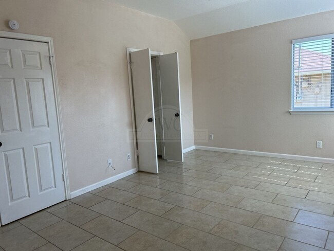 Building Photo - 4910 Parkwood Dr