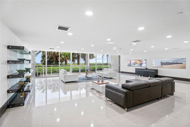 Building Photo - 16485 Collins Ave