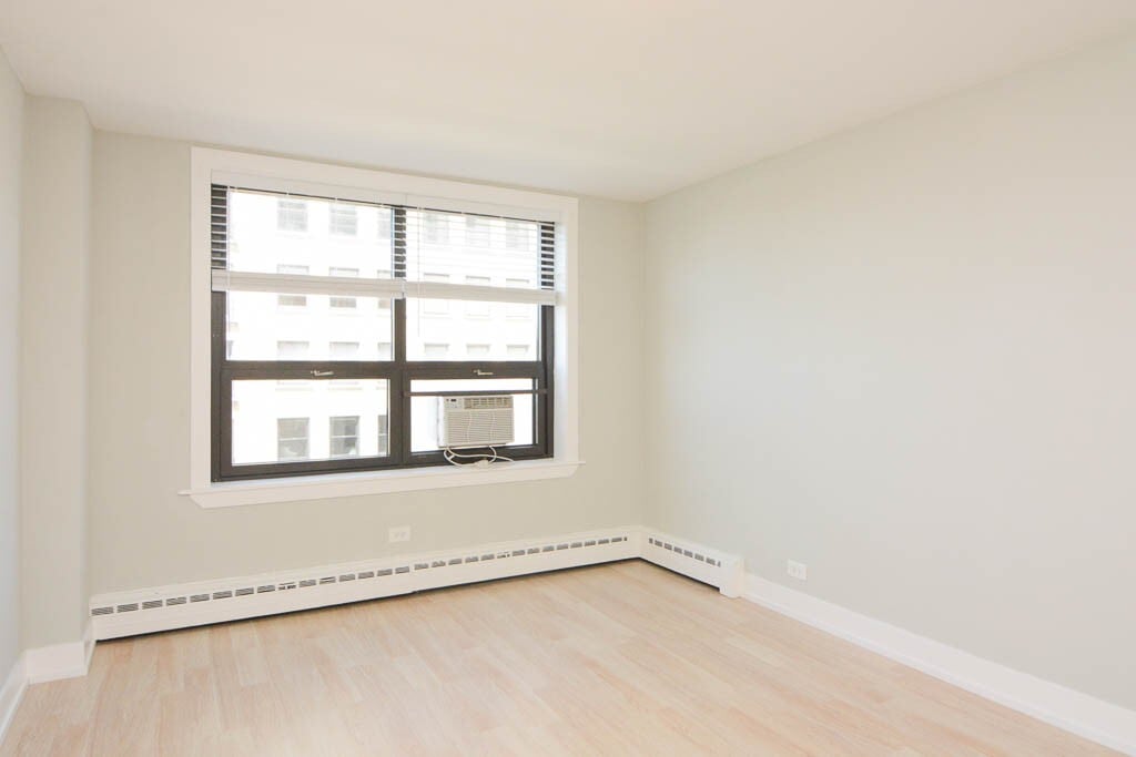 Building Photo - 450 W Wellington Ave