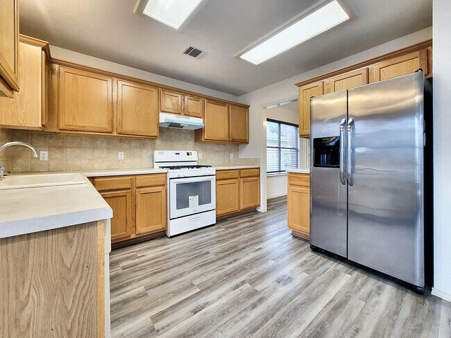 Building Photo - Inviting 3BR/2.5BA with Spacious Bedrooms & Great Outdoor Space