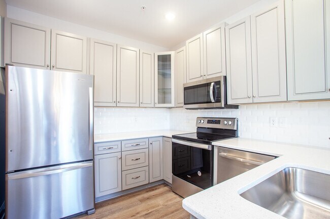 Building Photo - 2BR/2BA - Beautiful condo on River Road - ...