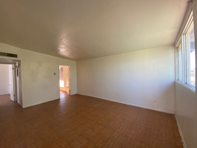 Building Photo - Mesa Centrally located