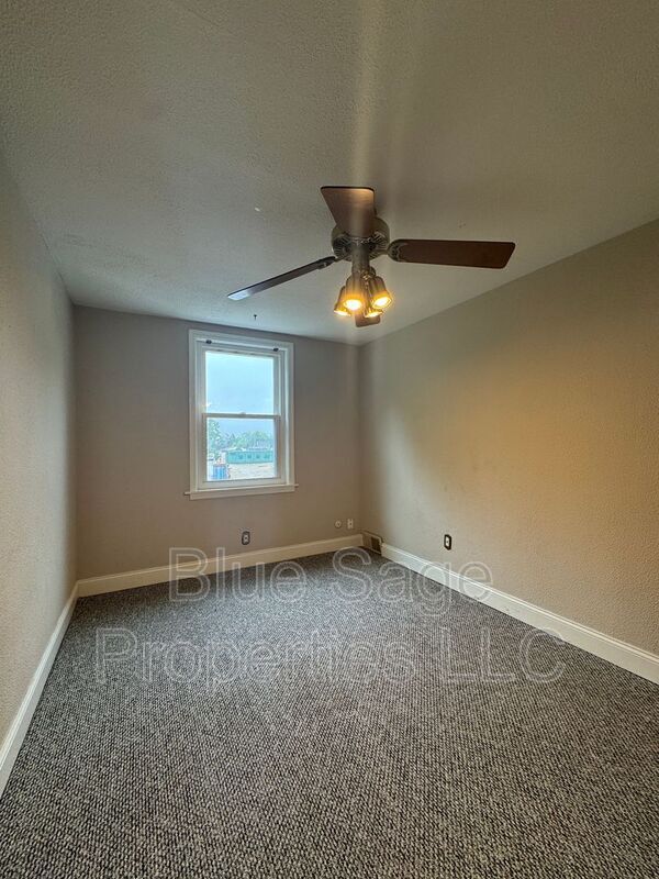 Building Photo - 228 W Wyncliffe Ave