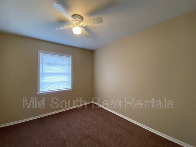 Building Photo - 3988 Oakshire St