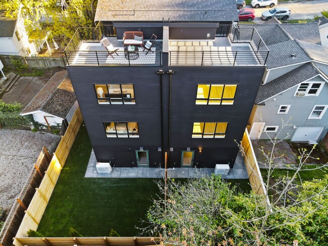 Building Photo - 346 NE 55th St