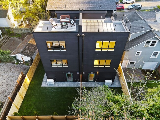 Building Photo - Modern Elegance in the Heart of Wallingford