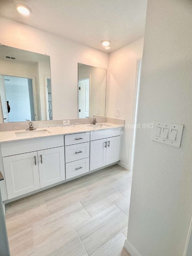 Building Photo - 8406 Blue Wave Ln E