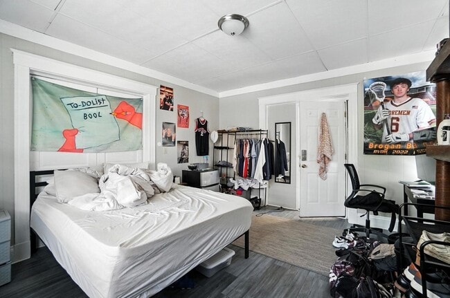 Building Photo - 6 bed/3.5 bath on Atkinson, Mins. from UC for Only $650/pp ($3900/mo)!