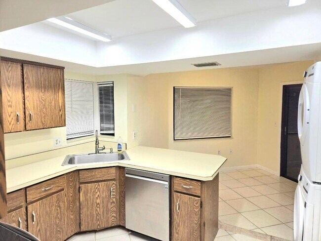 Building Photo - 7 Hembury Ln