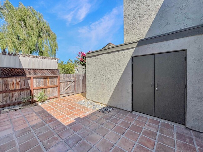Building Photo - Beautiful 3BD/2.5BA Condo in Tierrasanta w...