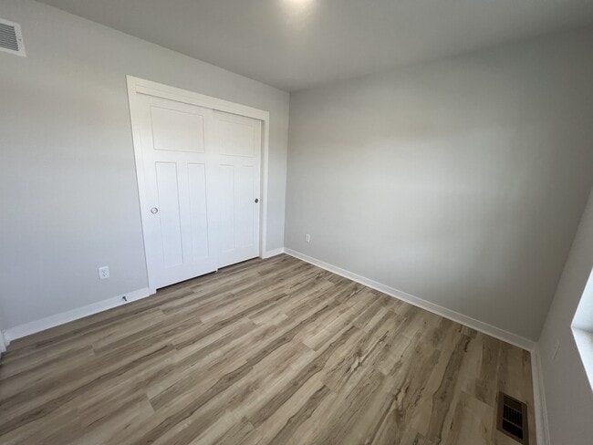 Building Photo - W219N16241 Primrose Ct